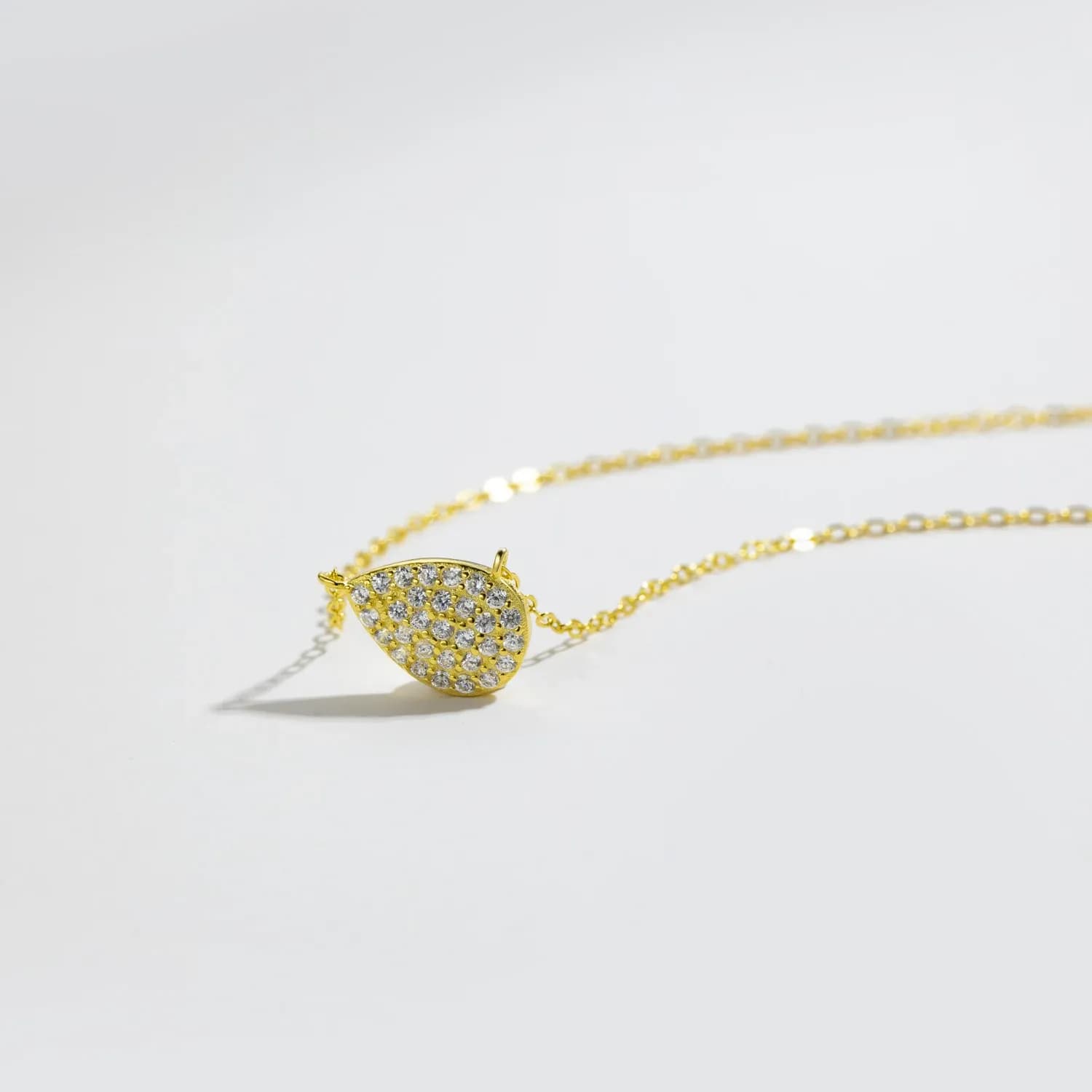 ANDYWEN 925 сребърно колие с капковиден циркон и златист акцент