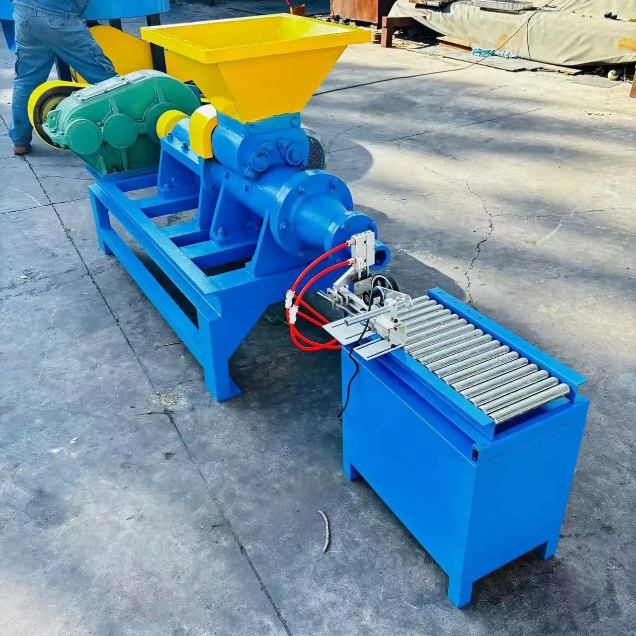 Хидравлична машина за брикети от дървесен въглен 500 кг/ч