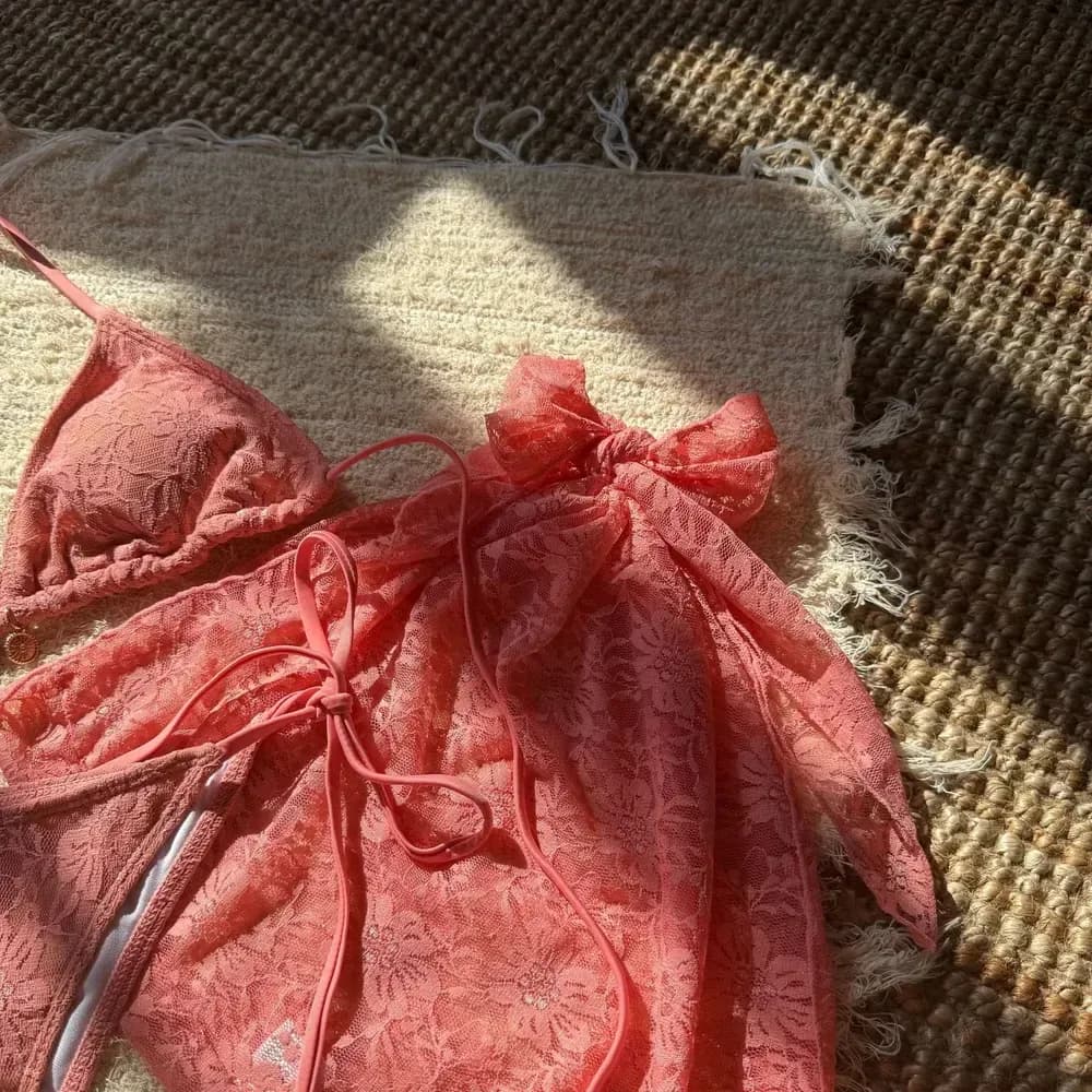 Тричастен дантелен бански с мрежеста пола и халтер