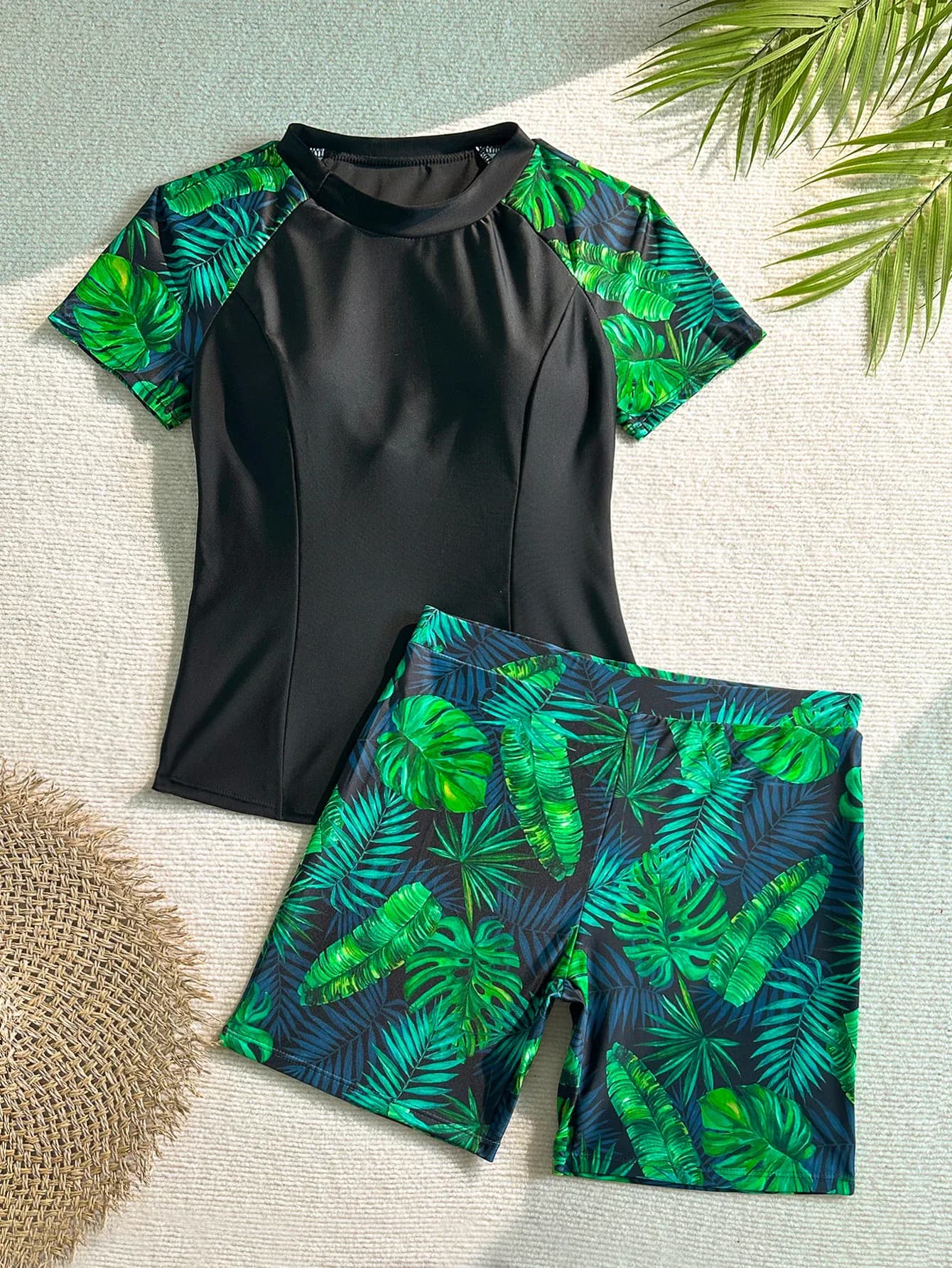 Дамски спортен танкини комплект с тропически принт и къси шорти