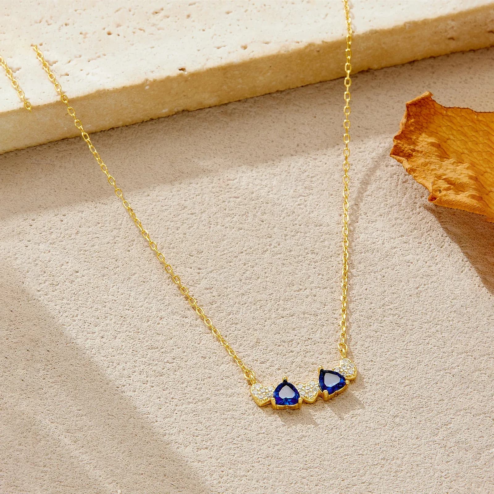 Фино сребърно колие със сърца и син акцент