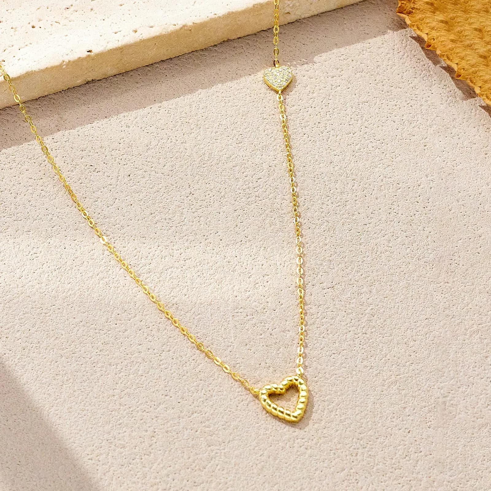 Деликатно сребърно колие с двойно сърце и циркон