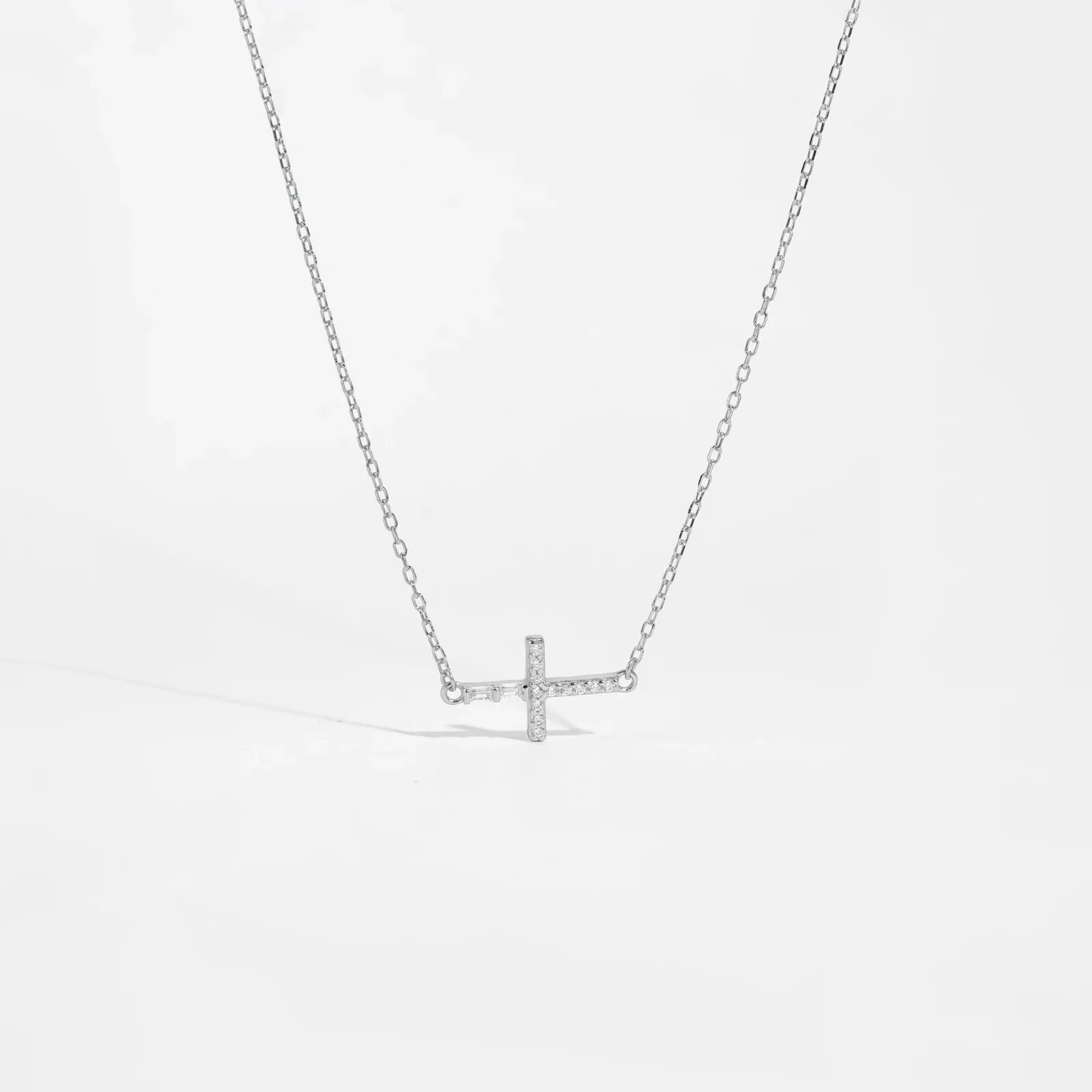 Сребърно колие с кръст и циркон ANDYWEN