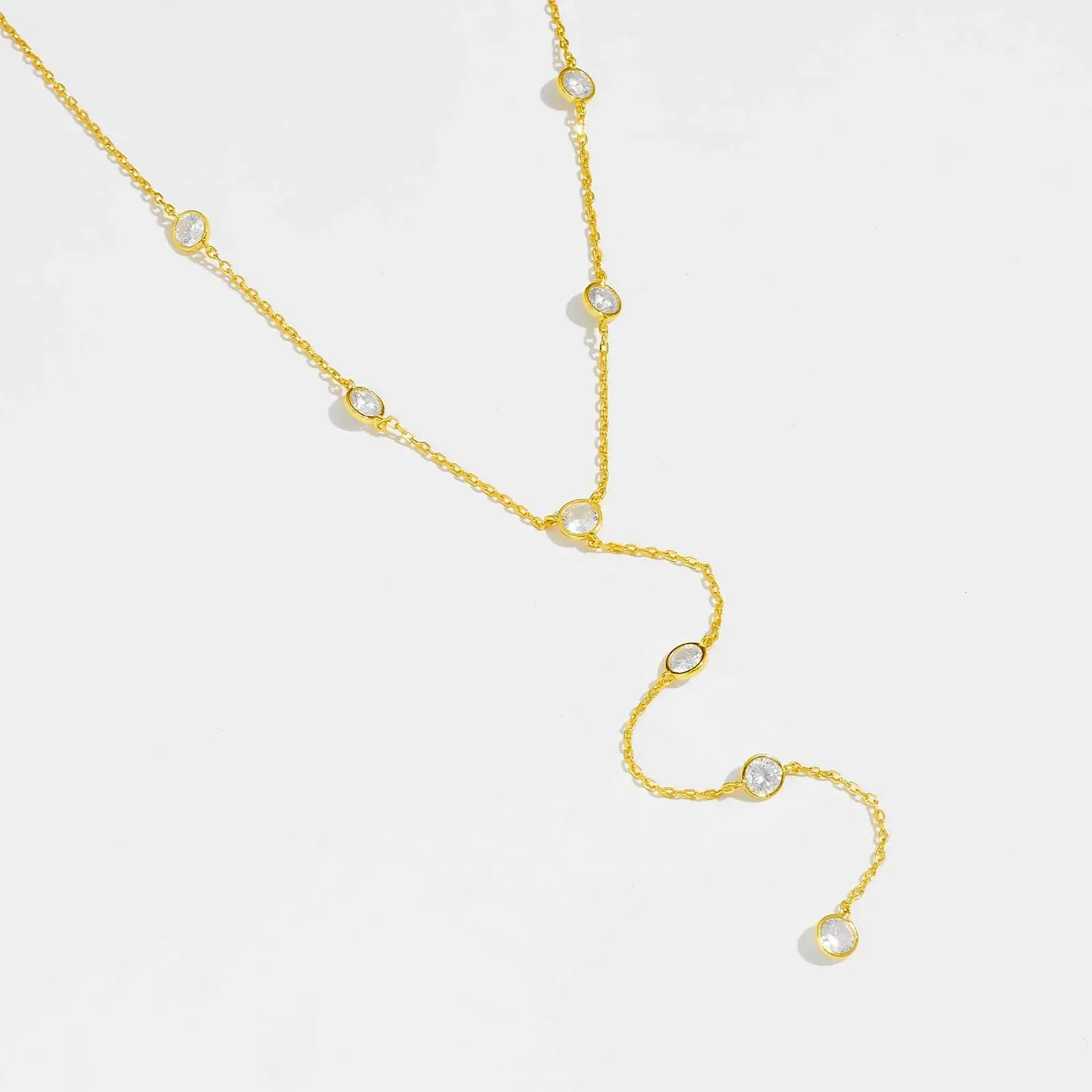 Фино позлатено колие с ръчно сърце и циркон