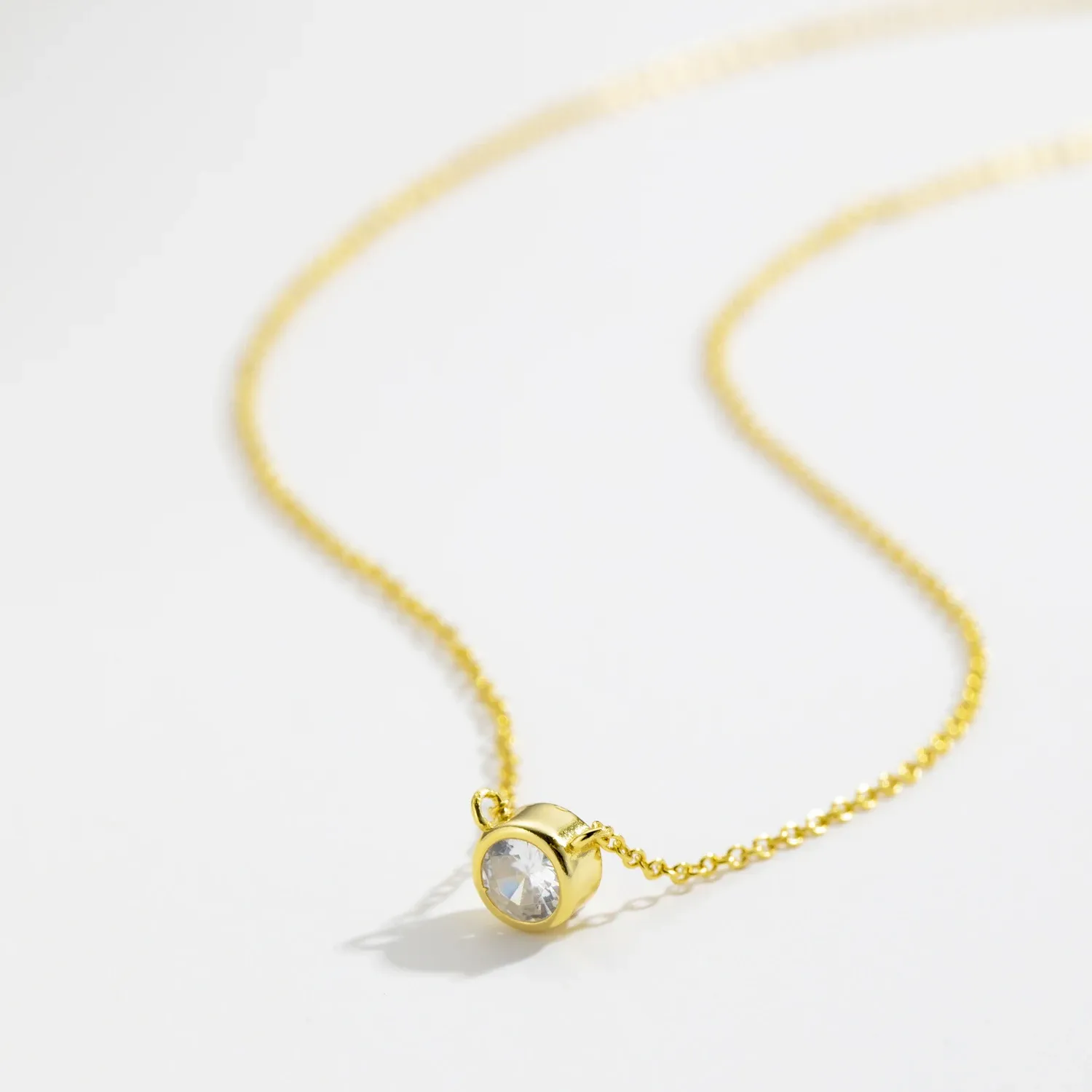 Деликатно сребърно колие с позлатен акцент и малък циркон