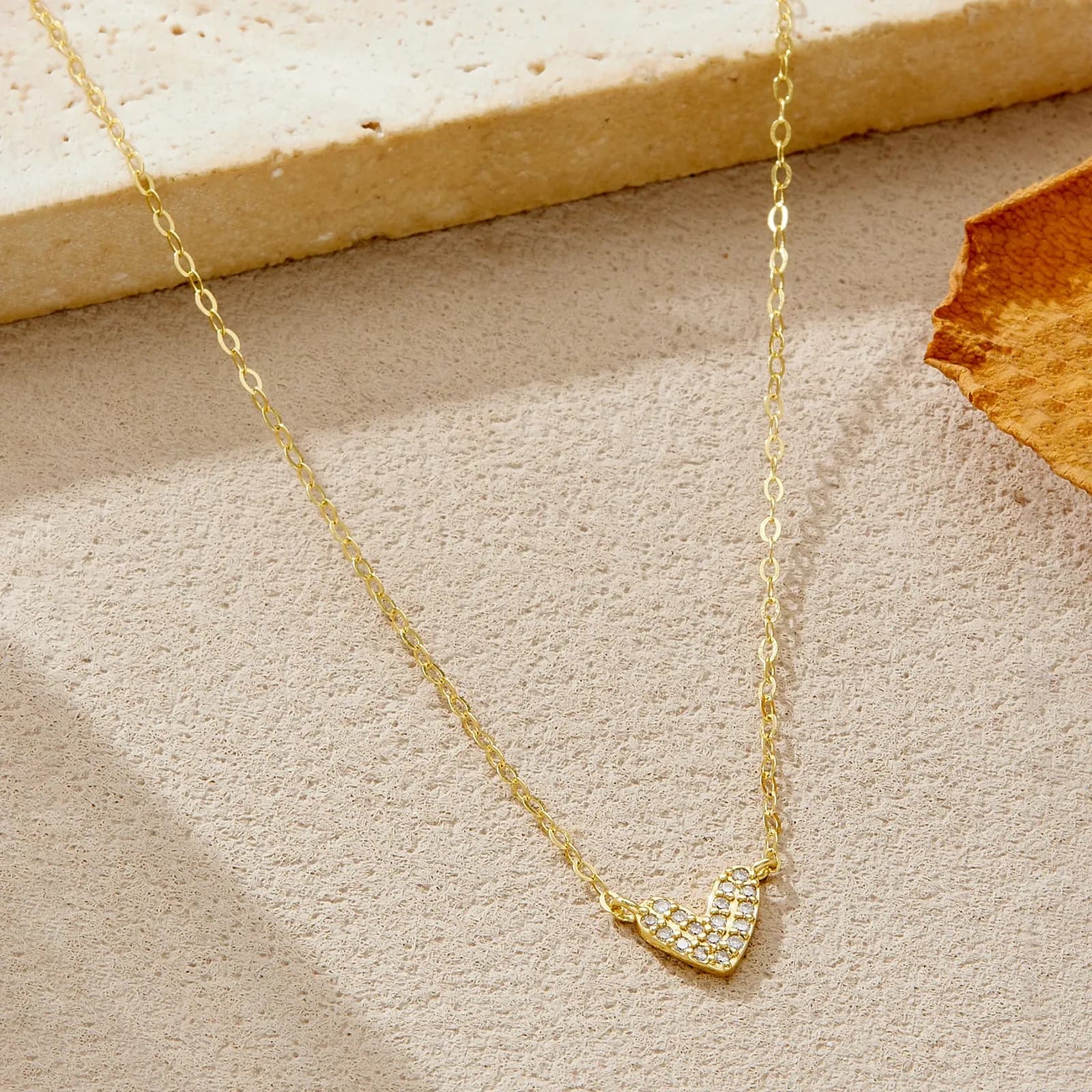 Деликатно сърцевидно сребърно колие с циркон и змийска верижка