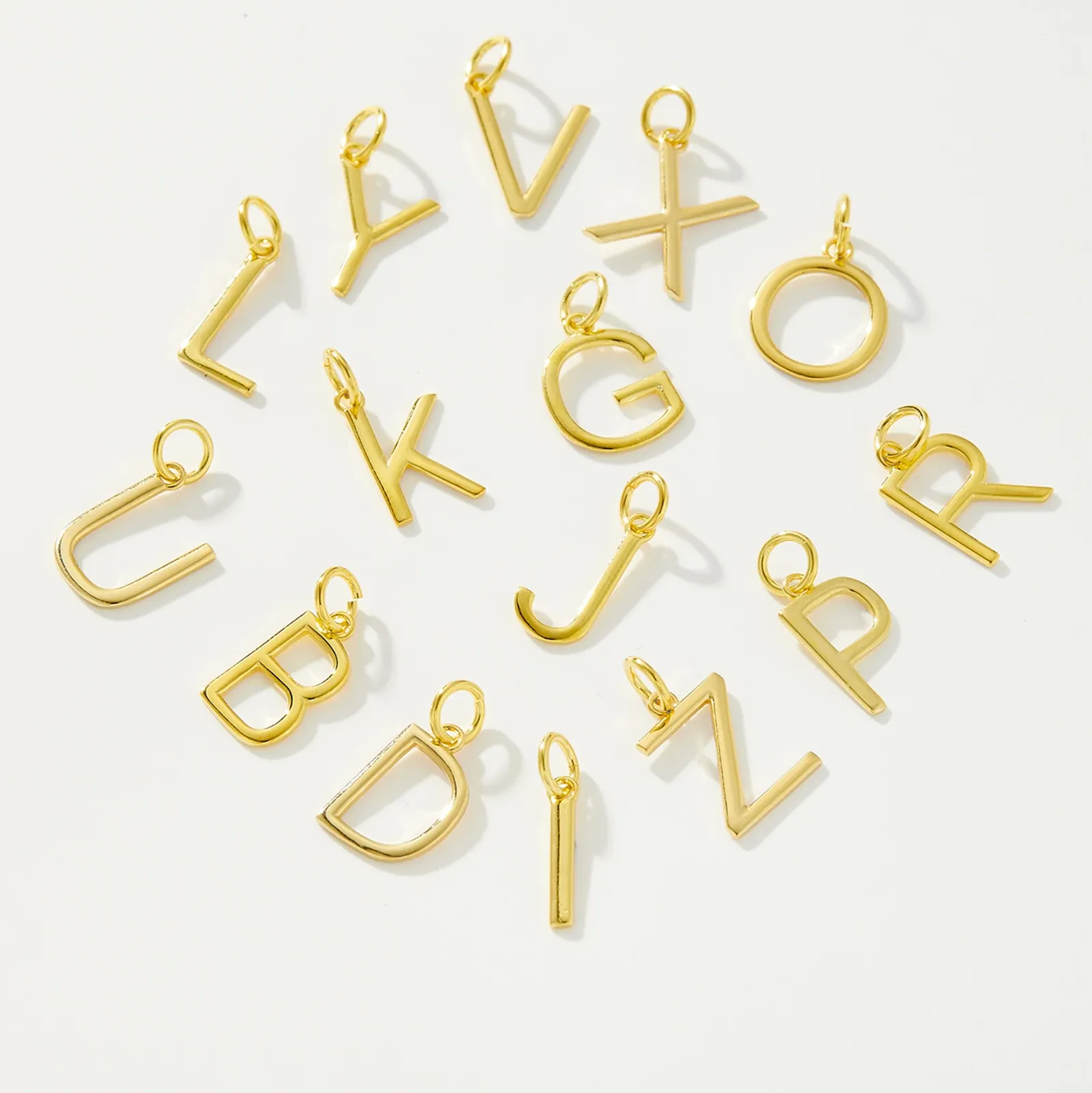 Деликатно сребърно колие с буква и златист акцент