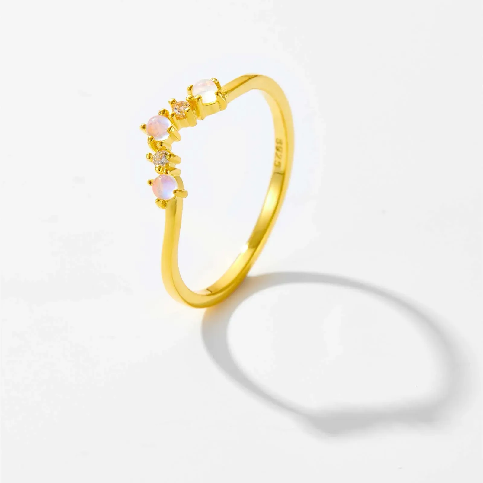 Фин сребърен пръстен с цветен moonstone ефект и цирконий