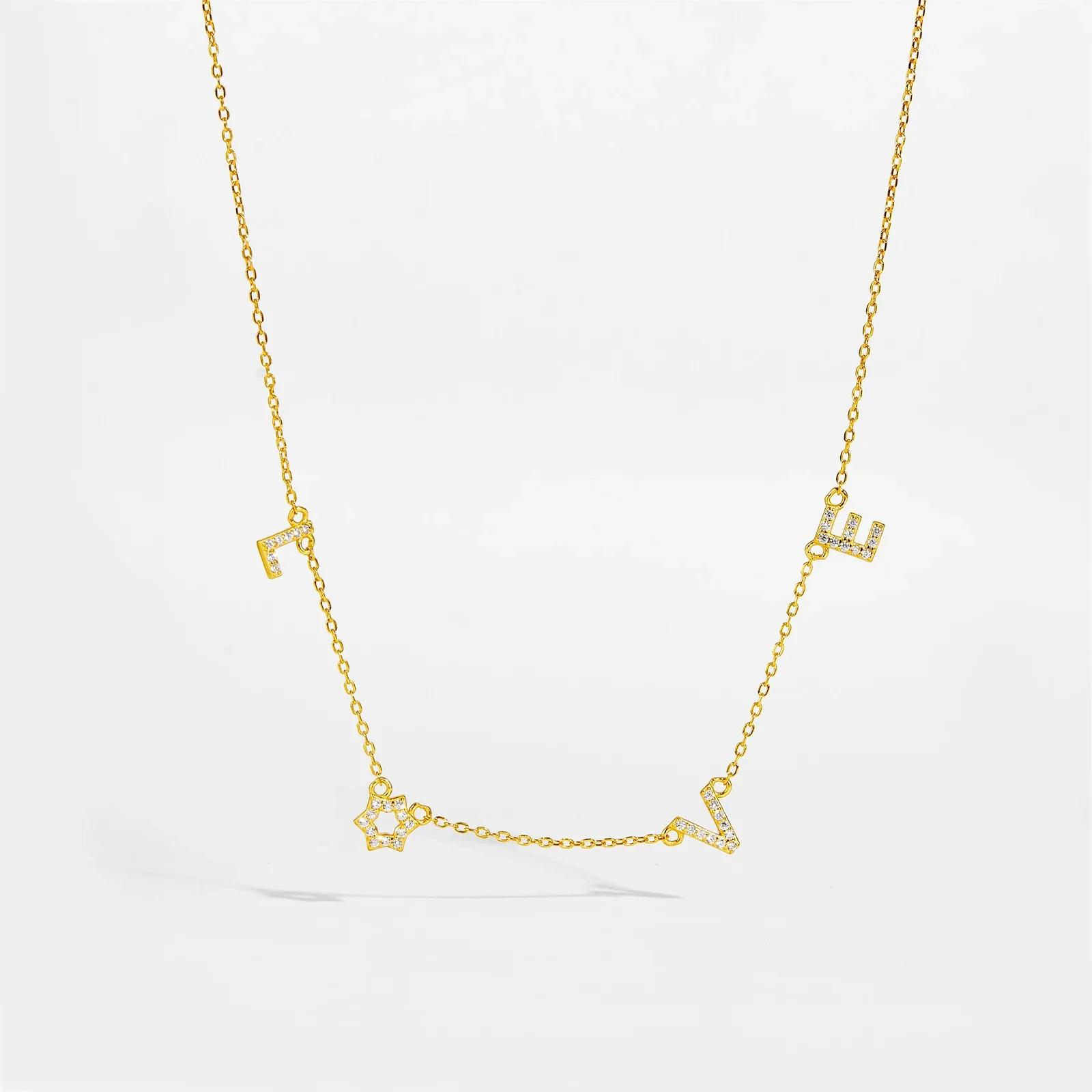 Фино сребърно колие с буква и звезден акцент