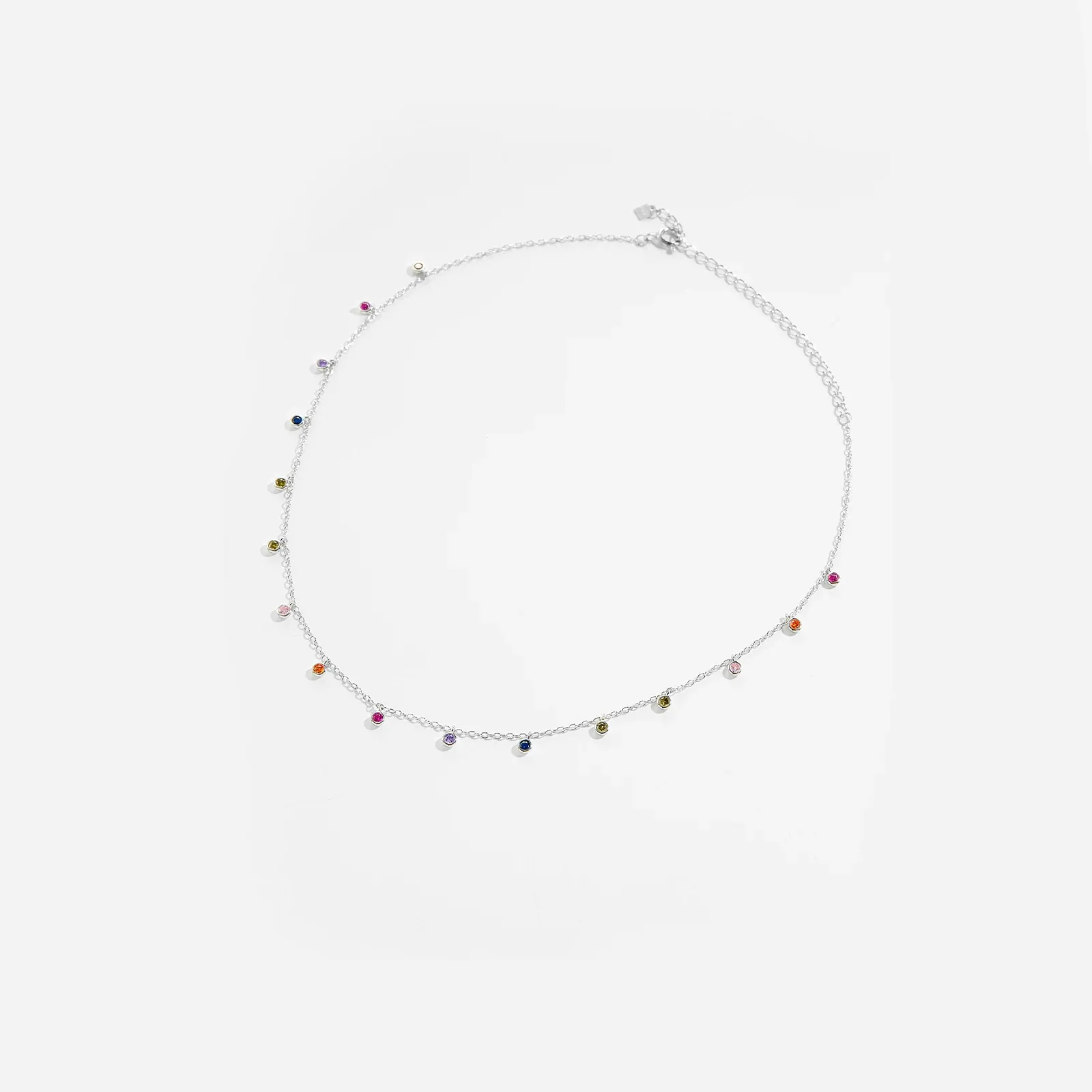 Деликатно златисто колие чокър от 925 сребро с цветен циркон