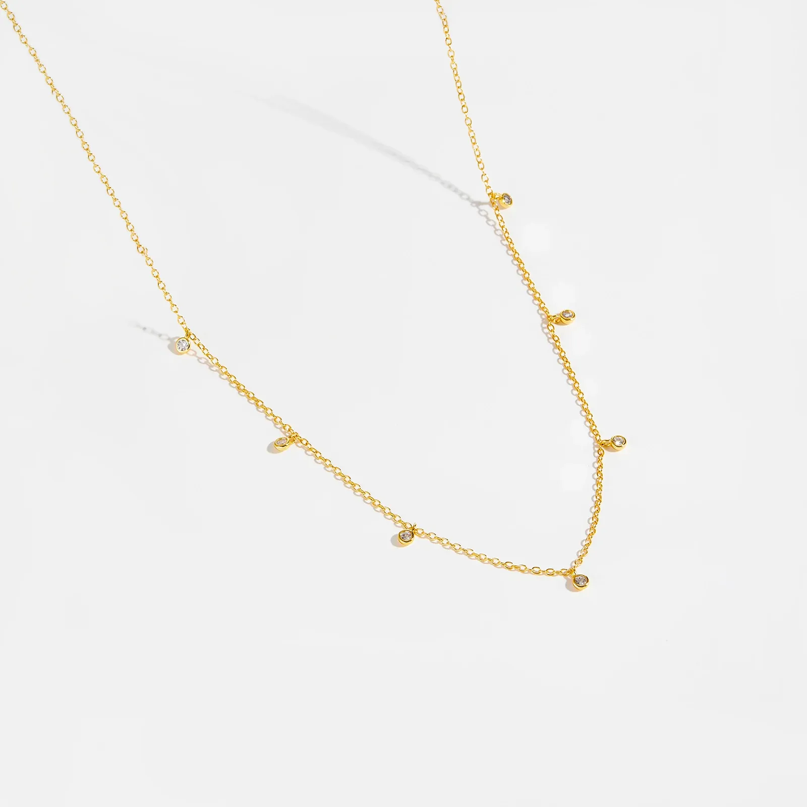 Фино златисто колие от 925 с циркон и регулируема верижка