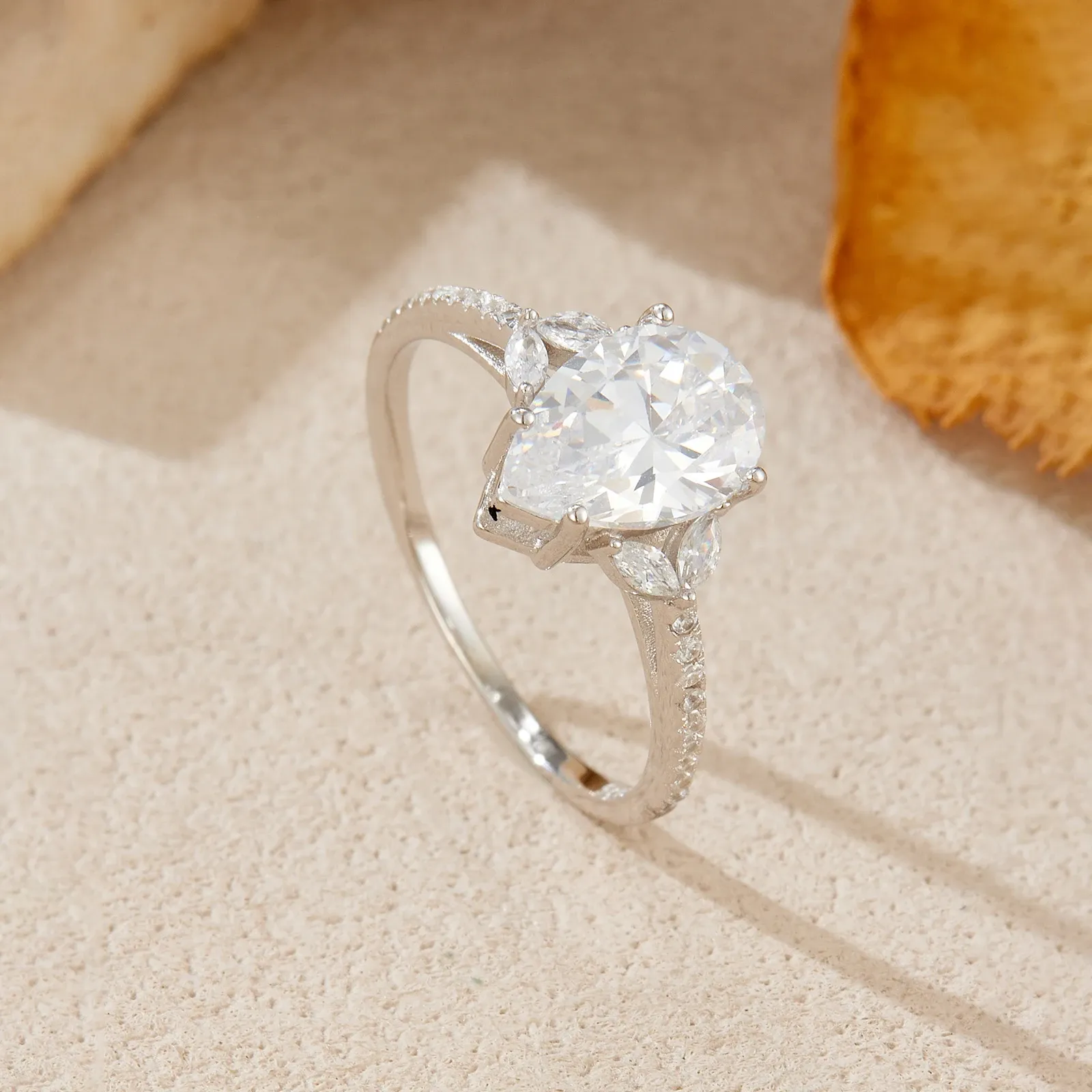 AP 925 сребърен пръстен с капковиден циркон и фин силует