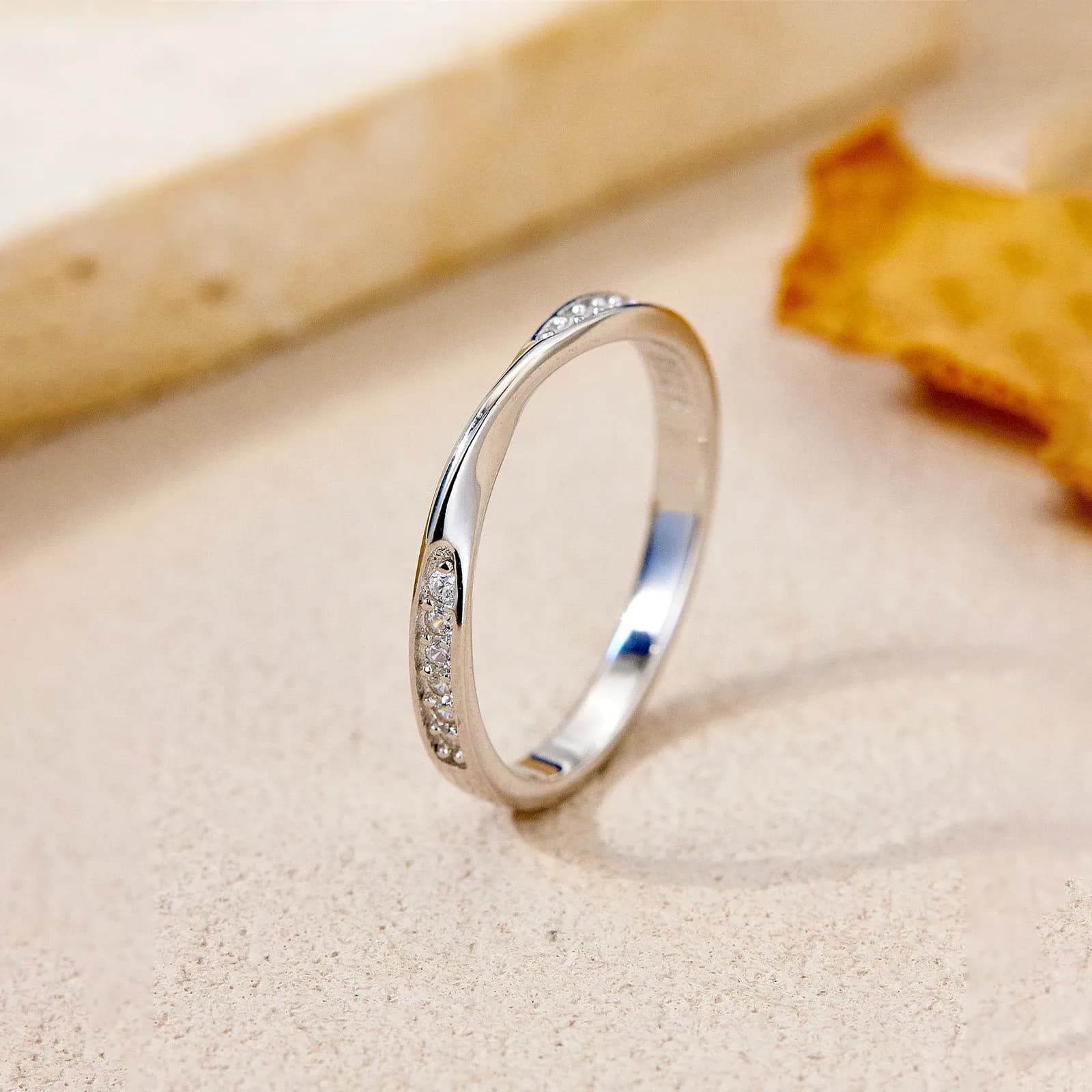 Фин сребърен пръстен с вълнообразен силует и циркон ANDYWEN