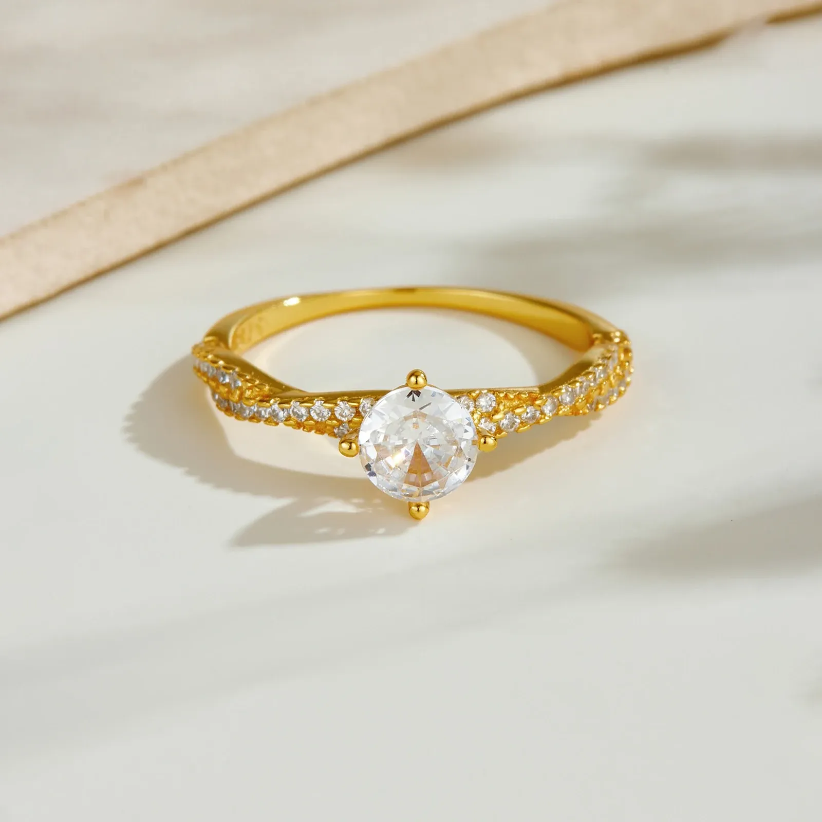 Фин сребърен пръстен с усукана линия и кръгъл циркон ANDYWEN