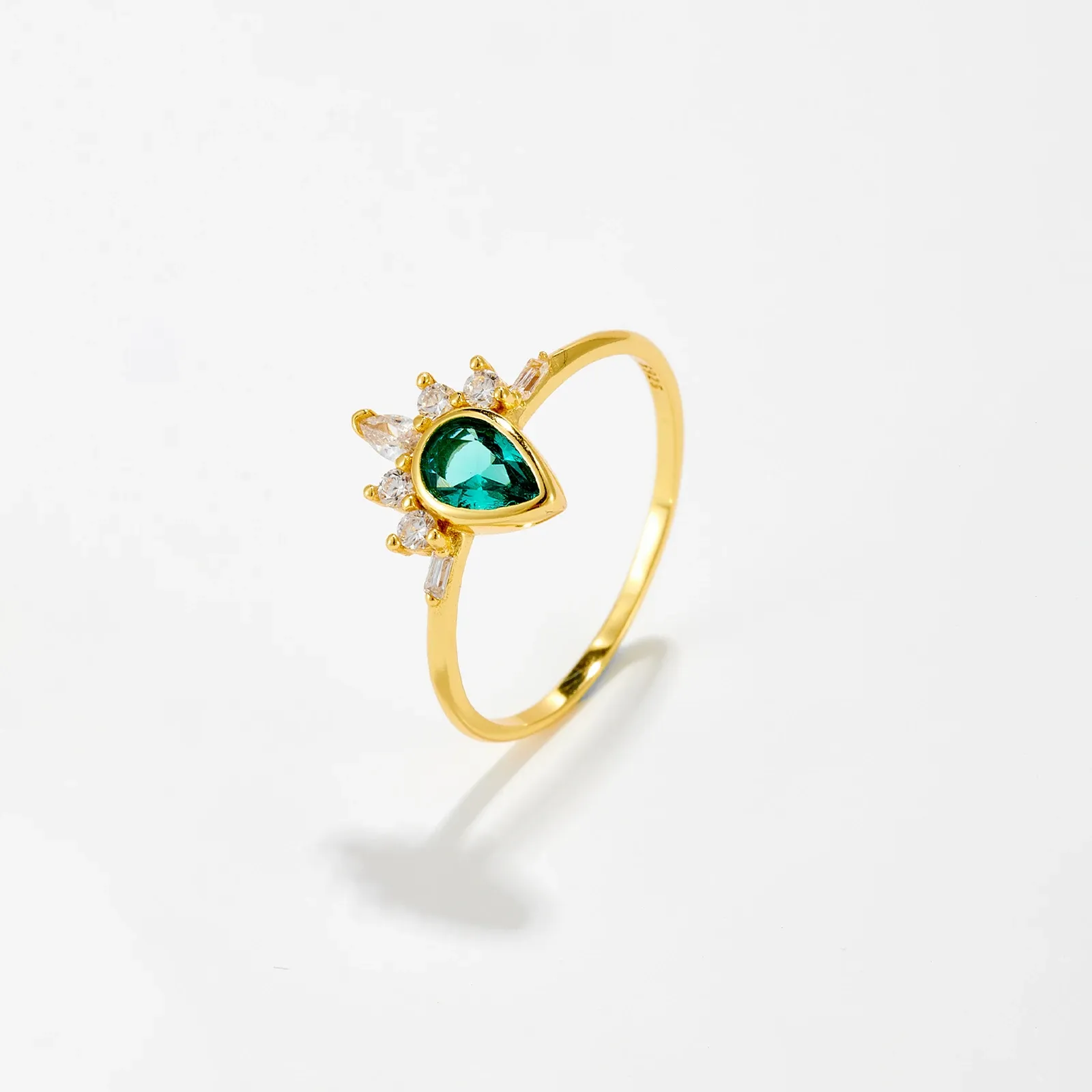 Сребърен пръстен с капковиден зелен циркон и сертификат