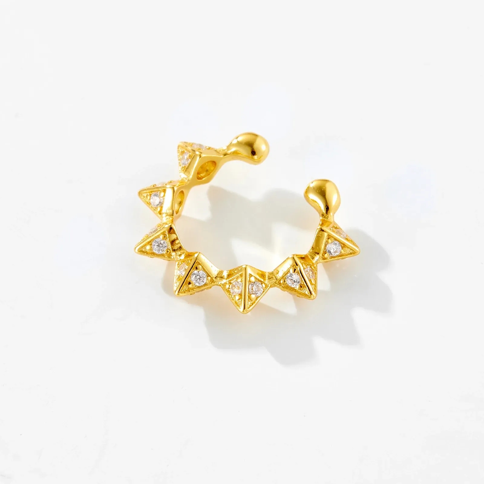 Фина регулируема клип-обеца от 925 сребро със златист шип и прозрачен циркон