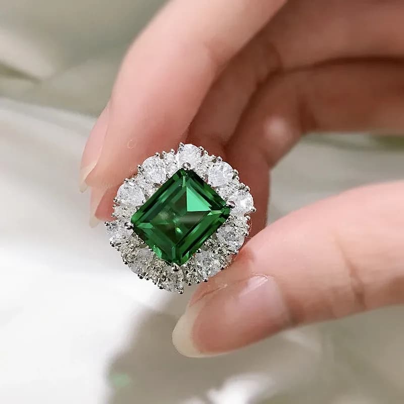 Елегантен сребърен пръстен с изумруден акцент и геометричен силует