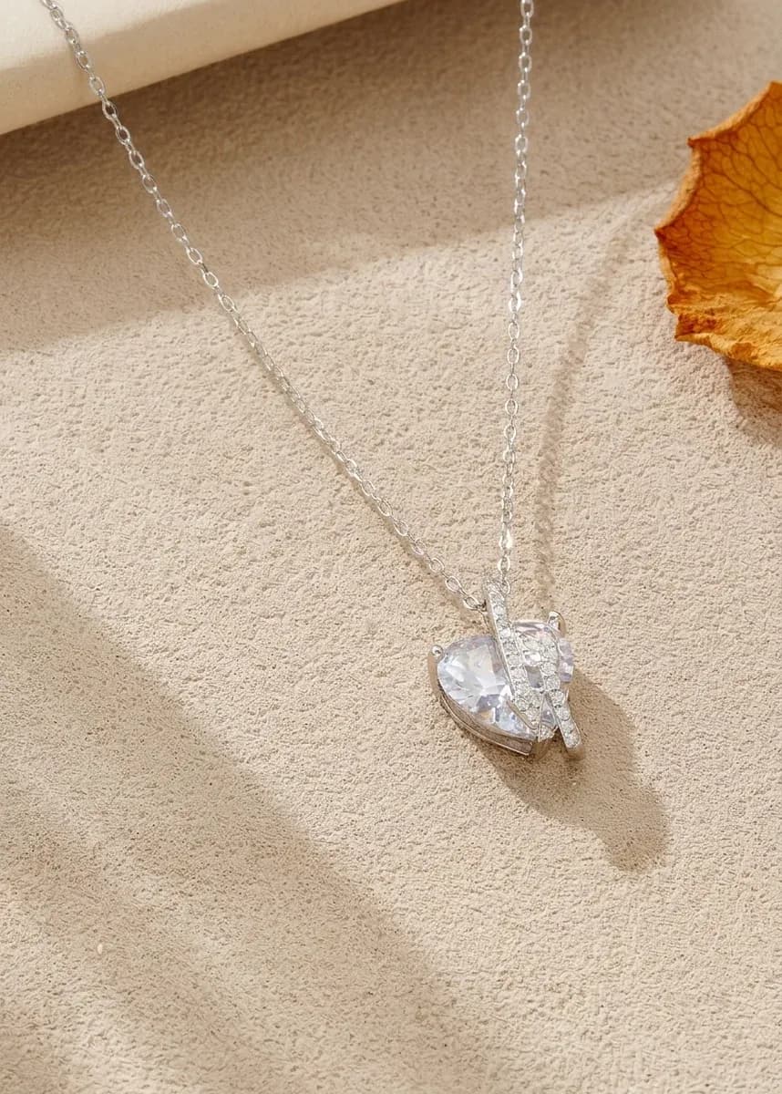 Сребърно колие със сърце и циркон