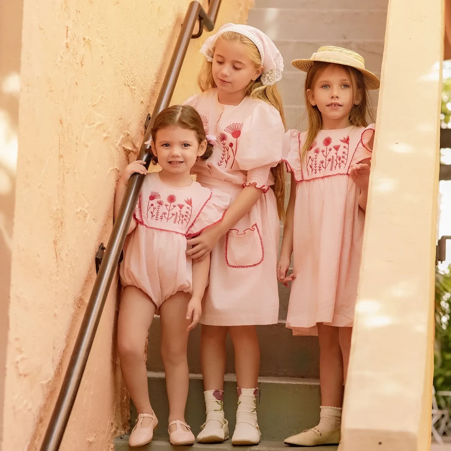 Детска ленено-памучна рокля с флорална бродерия и ефирни ръкави