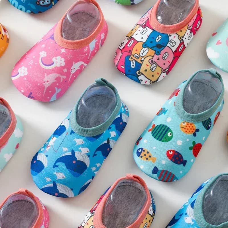 Детски аква чорапки с гумена подметка и картунен мотив