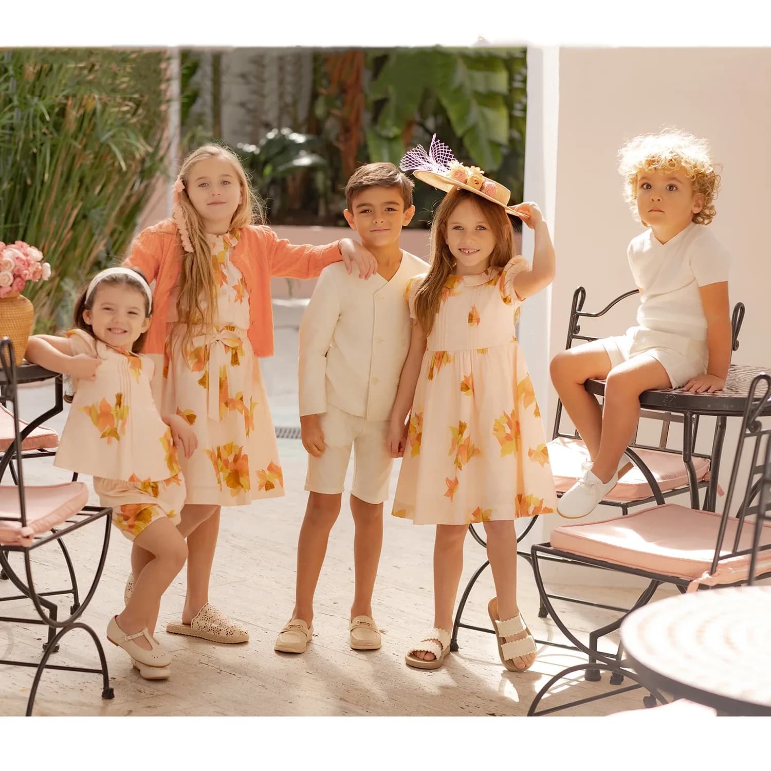 Елегантна детска рокля с бродерия и леко сако за семейни визии