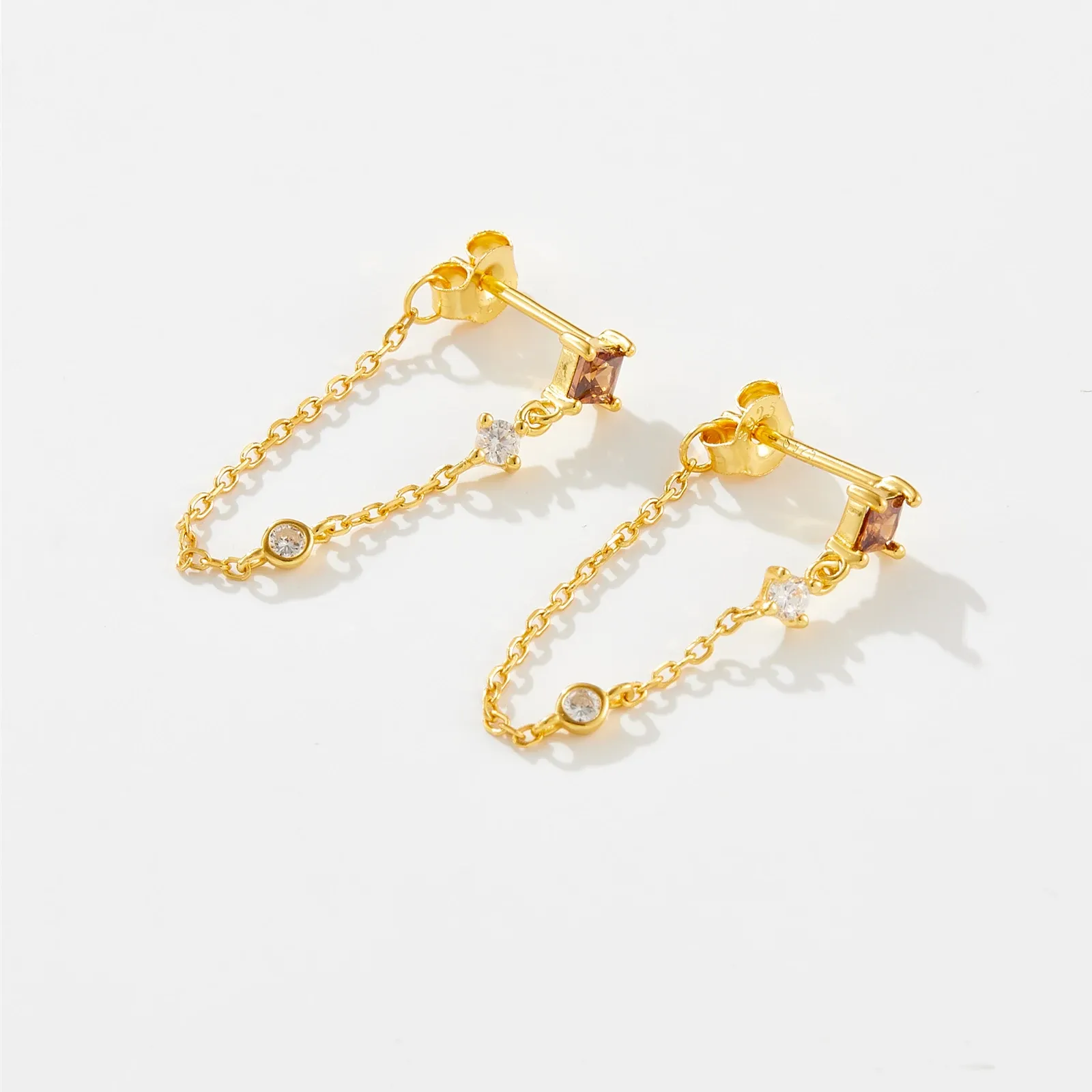 Сребърни обеци пъпка с животински силует, златист акцент и зелен циркон