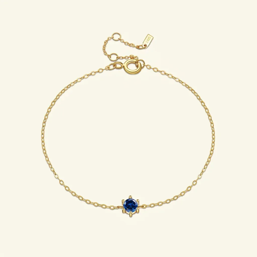 Златиста гривна със син камък отгоре