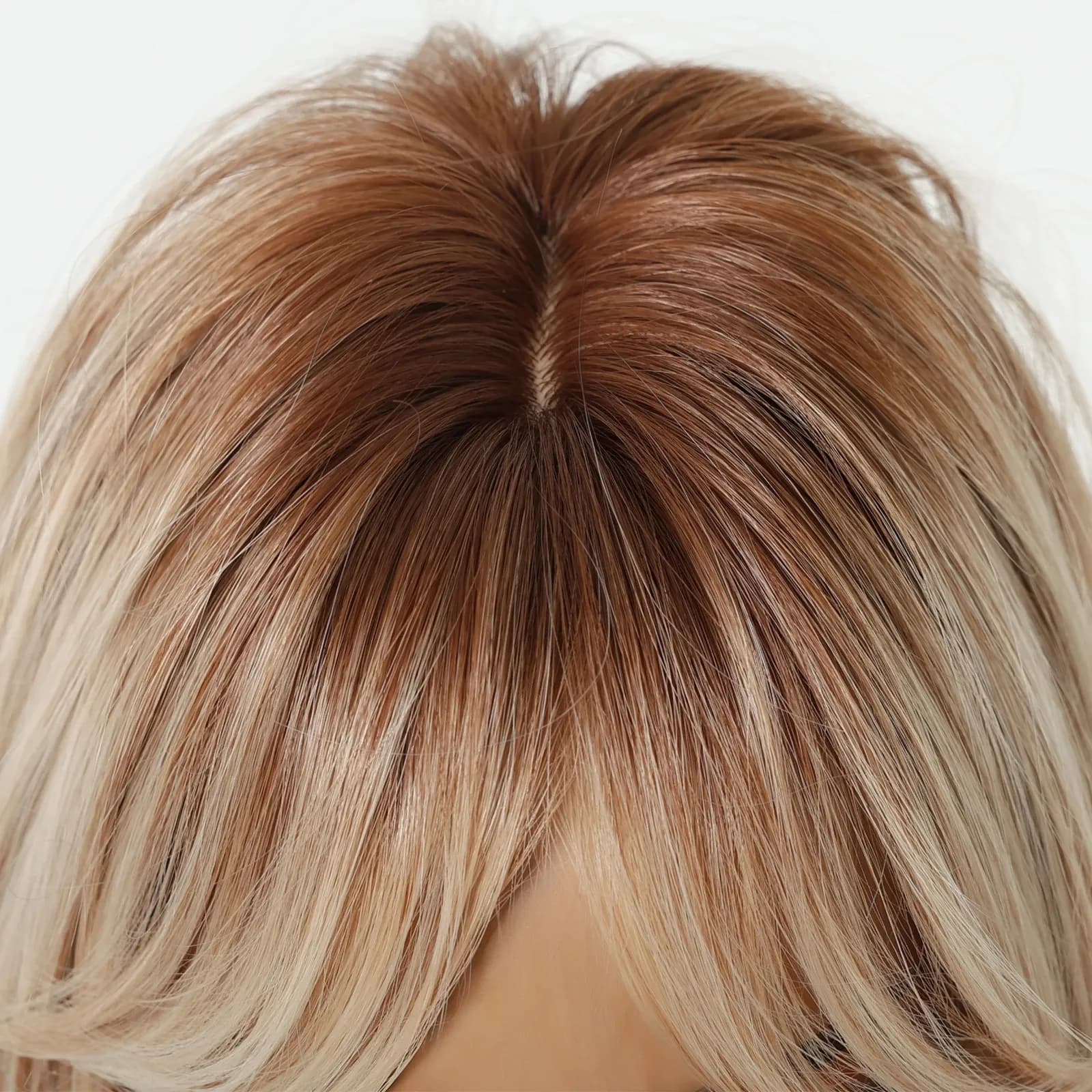 Вълниста перука с тъмен корен и страничен бретон