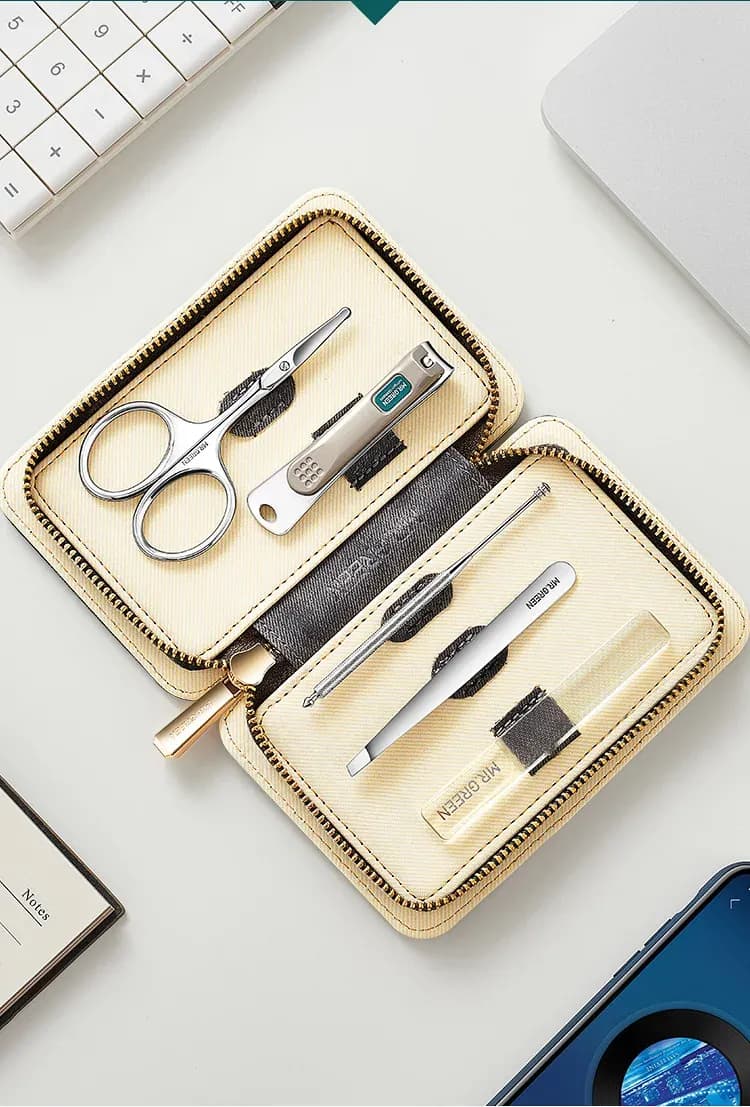 Компактен 5-в-1 маникюрен комплект MR.GREEN с кожен калъф