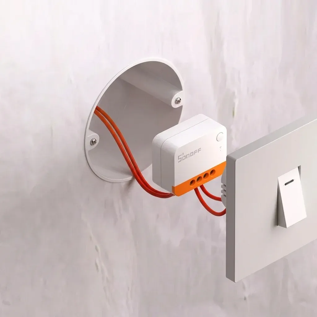 מודול SONOFF לבן עם חיבורים כתומים